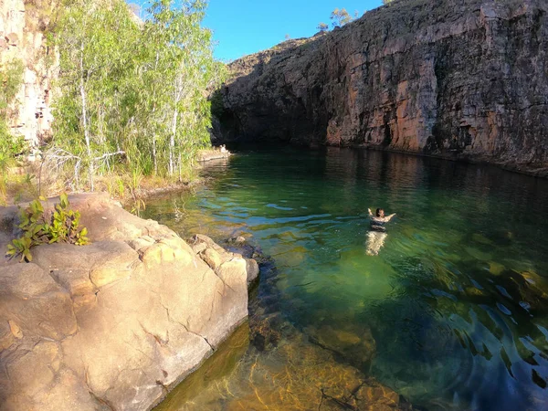 マグクで泳ぐオーストラリアの成人女性は オーストラリア北部準州のカカドゥ国立公園のバラムンディ渓谷のウォーターホールに落ちます — ストック写真