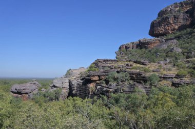 Avustralya 'nın kuzeyindeki Kakadu Ulusal Parkı' ndaki Nourlangie rock sanat sahasının manzarası.