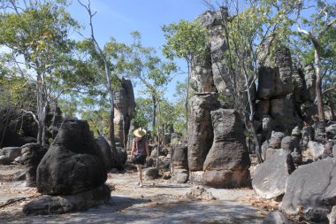 Genç Avustralyalı yetişkin kadın turist Litchfield Ulusal Parkı Kuzey Avustralya 'da kayıp şehri ziyaret ediyor.