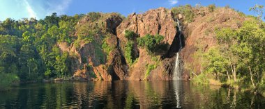 Avustralya 'nın kuzey bölgesindeki Litchfield Ulusal Parkı' ndaki Wangi Şelaleleri 'nin panoramik manzara görüntüsü