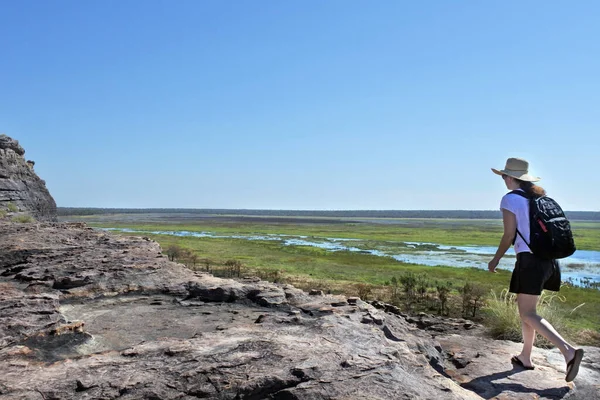 Australská Dospělá Žena Turistická Turistika Ubirr Skály Proti Dramatické Krajiny — Stock fotografie