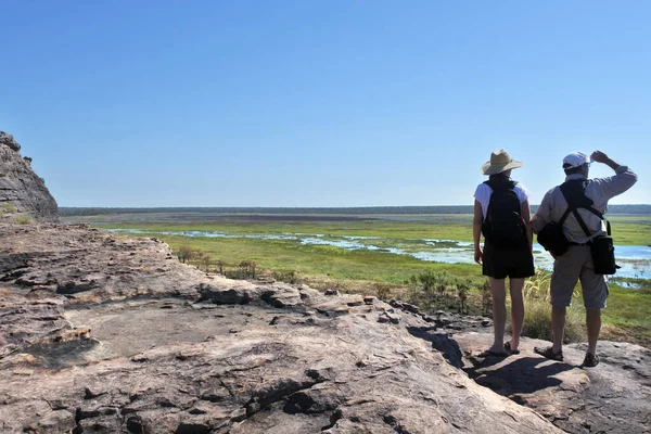 Австралийская Туристическая Пара Путешествующая Скале Убирр Смотрящая Впечатляющий Пейзаж Какаду — стоковое фото