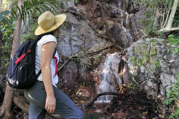 Австралийская Взрослая Женщина Туристка Смотрит Небольшой Водопад Национальном Парке Личфилд — стоковое фото