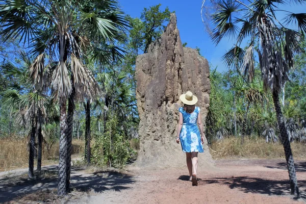 Australian Adulto Mulher Turista Olhando Para Catedral Térmita Montículo Litchfield — Fotografia de Stock