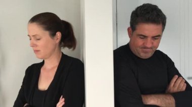 Evde kavga eden üzgün yetişkin bir çift (30-40 yaş). Gerçek insanlar. Boşluğu kopyala