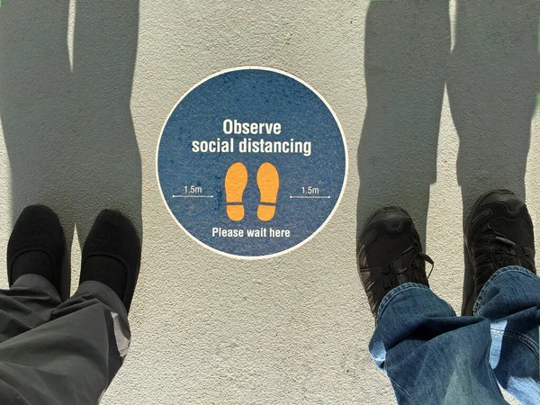 Standpunt Van Twee Mensen Die Naast Observeer Sociaal Afstandteken Straat — Stockfoto