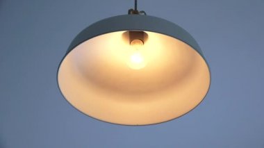 Elektrik enerjisi bir ampulde açılıp kapanır..