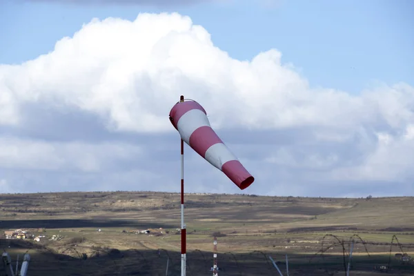 Havaalanında bulutlu arka plan ile Rüzgar çorap