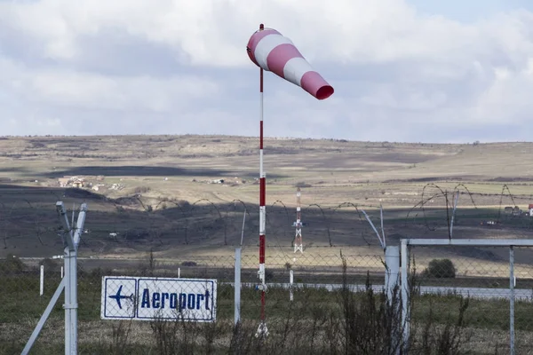 Havaalanında bulutlu arka plan ile Rüzgar çorap