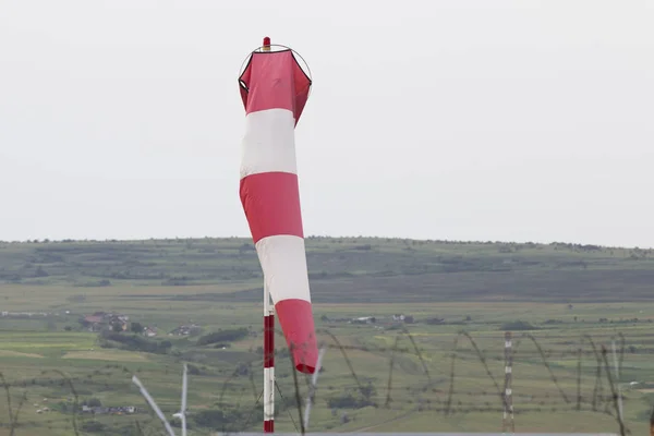 Havaalanında bulutlu arka plan ile Rüzgar çorap