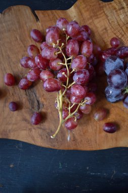 ahşap kesme tahtası dikey kırmızı ve mavi üzüm