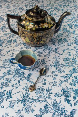 Çikolata kek kahve ve kaşık ile mavi çiçek arka plan üzerine krema