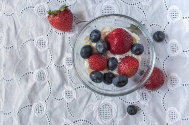 kase çilek ve yaban mersini yapabilirsin üzerinde beyaz keten masa örtüsü