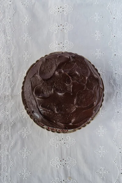 Top Onbesneden Chocoladetaart Witte Linnen Tafellaken — Stockfoto
