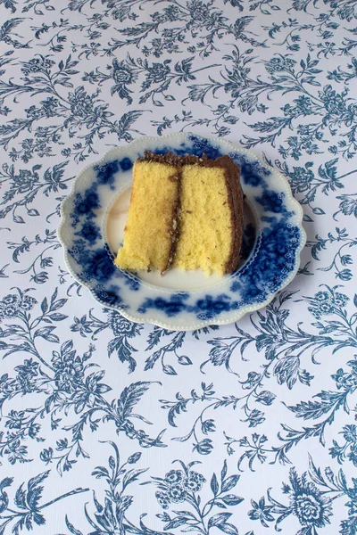 Chocolade Slagroom Gele Cake Met Schijfje Uitgesneden Blauwe Bloem Achtergrond — Stockfoto