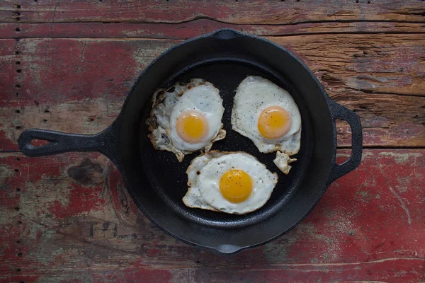 Três Ensolarados Ovos Fritos Panela Ferro Fundido Mesa Madeira Imagens De Bancos De Imagens Sem Royalties