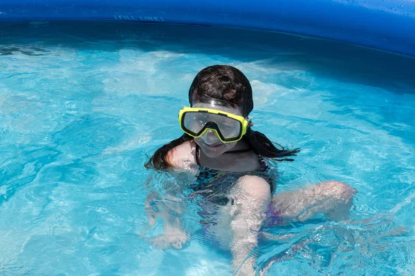 Dziewczyna Masce Pływanie Basenie Podwórku — Zdjęcie stockowe