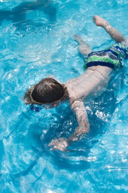 Genç çocuk yüzme havuzunda Yüzme maskesi
