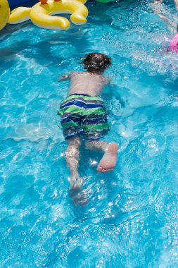 Genç çocuk yüzme havuzunda Yüzme maskesi