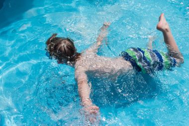 Genç çocuk yüzme havuzunda Yüzme maskesi