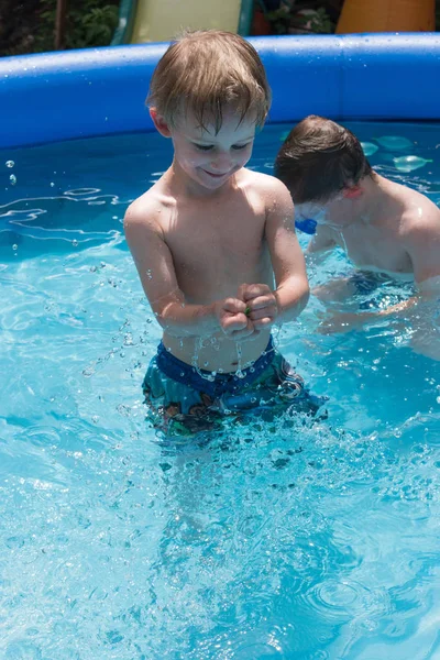Junge Mit Wasserspielzeug Pool — Stockfoto