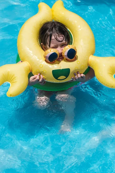 Menina Feliz Com Brinquedo Amarelo Nadar Flutuar Piscina Fotos De Bancos De Imagens