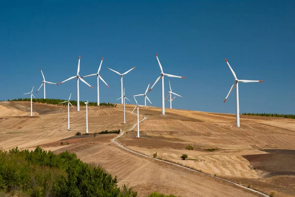 Rüzgar elektrik santrali tepe üzerinde