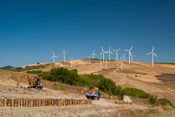 Adam arka plan Rüzgar türbinleri tepe üzerinde içinde işte