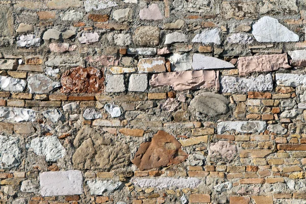 Wall with mixed stones