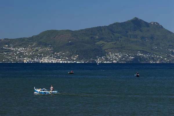 Balıkçı tekne, Ischia Adası arka planda