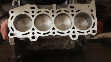 Araba tamir dükkanındaki Ustacı, araba parçaları görüntülerinin görünümünü düzeltir