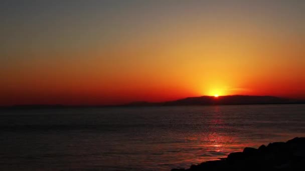 海海夕日日の出太陽空水ビーチ風景雲地平線ビュー自然の背景 — ストック動画