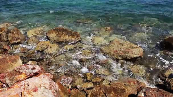 Sıçraması Dalgalar Sprey Rocky Cliff Ocean — Stok video