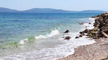 Sıçraması dalgalar sprey Rocky Cliff Ocean