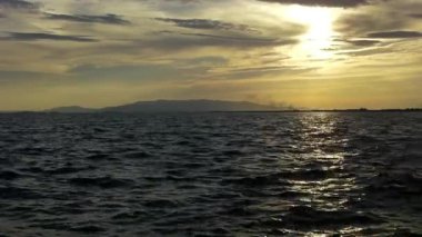 1920 x 1080 25 Fps. çok güzel sarı günbatımı gökyüzü ve mükemmel deniz dalgalar deniz manzarası ile Mountain View Video.