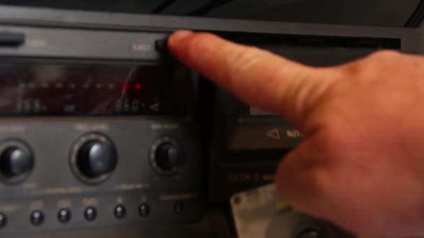 Een Menselijke Hand Zet Een Cassette Ouderwetse Cassettespeler Drukt Play — Stockvideo