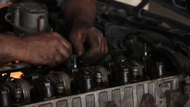 Handwerker Autowerkstatt Repariert Autos Ansicht Der Bilder Von Autoteilen — Stockvideo