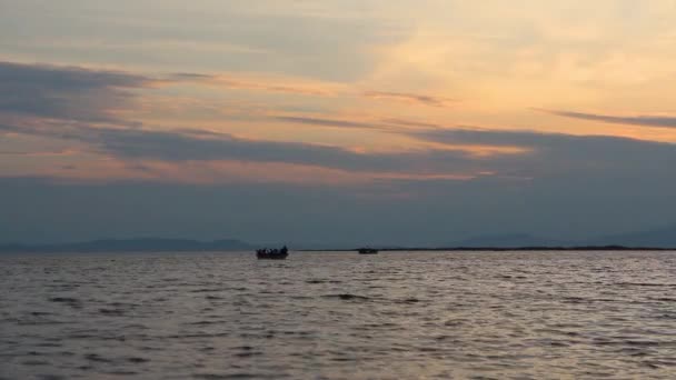 1920X1080 Fps Très Beaux Pêcheurs Sur Mer Coucher Soleil Nuageux — Video