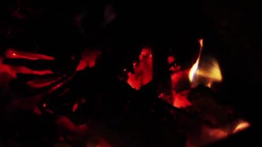 1920 x 1080 25 Fps. çok Niceclose kırmızı ve sarı ahşap alev video.