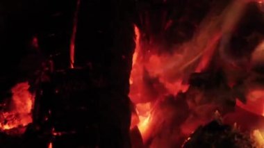 1920 x 1080 25 Fps. çok güzel kırmızı ateş alev kamp ateşi şenlik ateşi Video.