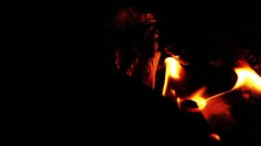 1920 x 1080 Video yazma ahşap 25 Fps. çok güzel güzel kırmızı alevler.