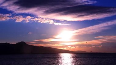 1920 x 1080 25 Fps çok güzel sakin plaj Glitter deniz dalgaları ve mükemmel mor kış gökyüzünde güneş ışıkları deniz manzarası Video.