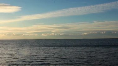 1920 x 1080 25 Fps dalgalar çok güzel sakin plaj Glitter deniz ve deniz manzarası Video ile kış bulutlu gökyüzü.