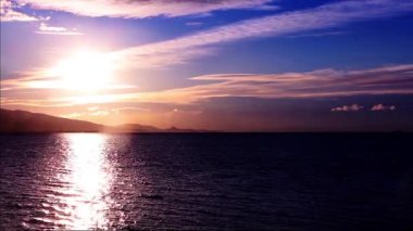 1920 x 1080 25 Fps çok güzel sakin plaj Glitter deniz dalgaları ve menekşe kış bulutlar deniz manzarası Video.