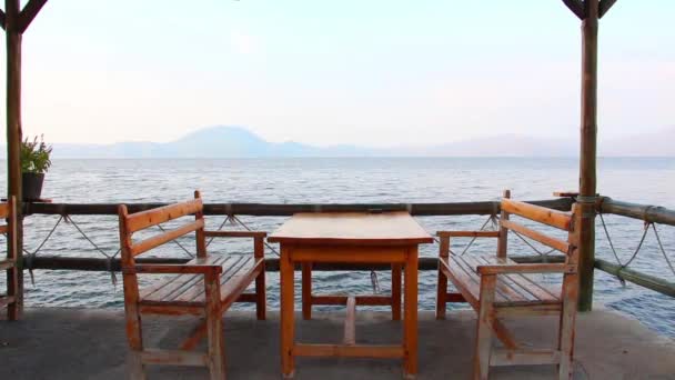 Terraço Com Mesa Madeira Cadeiras Com Vista Para Mar Filmagem — Vídeo de Stock