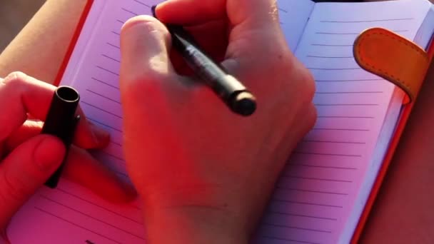 Kvinnas Hand Skriver Jag Saknar Dig Ett Ark Med Anteckningsblock — Stockvideo