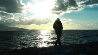 1920 x 1080 25 Fps. çok güzel yalnız denizde seyir Video ihtiyar.
