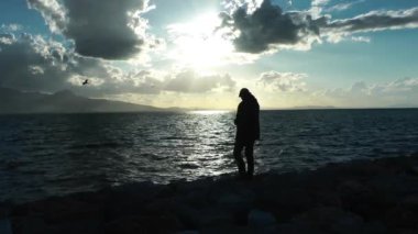 1920 x 1080 Video 25 Fps. çok güzel yalnız adam deniz suyu ve kuşların Kenardan Besleme.