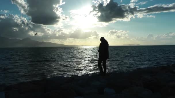 1920X1080 Fps Muy Agradable Solitario Hombre Borde Del Agua Mar — Vídeos de Stock