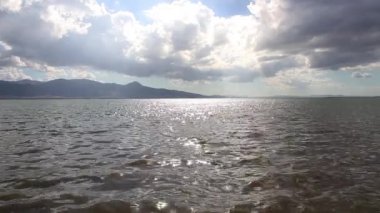1920 x 1080 25 Fps. çok güzel yağmur bulutlar gökyüzü deniz manzarası ve deniz ışınları Video parıldıyor.